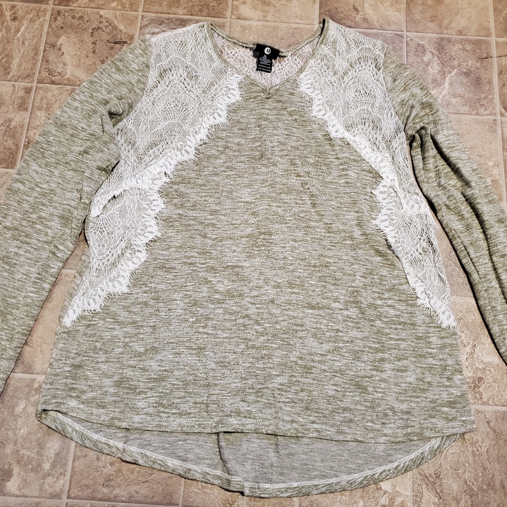 A&I brand long sleeve top size XL!